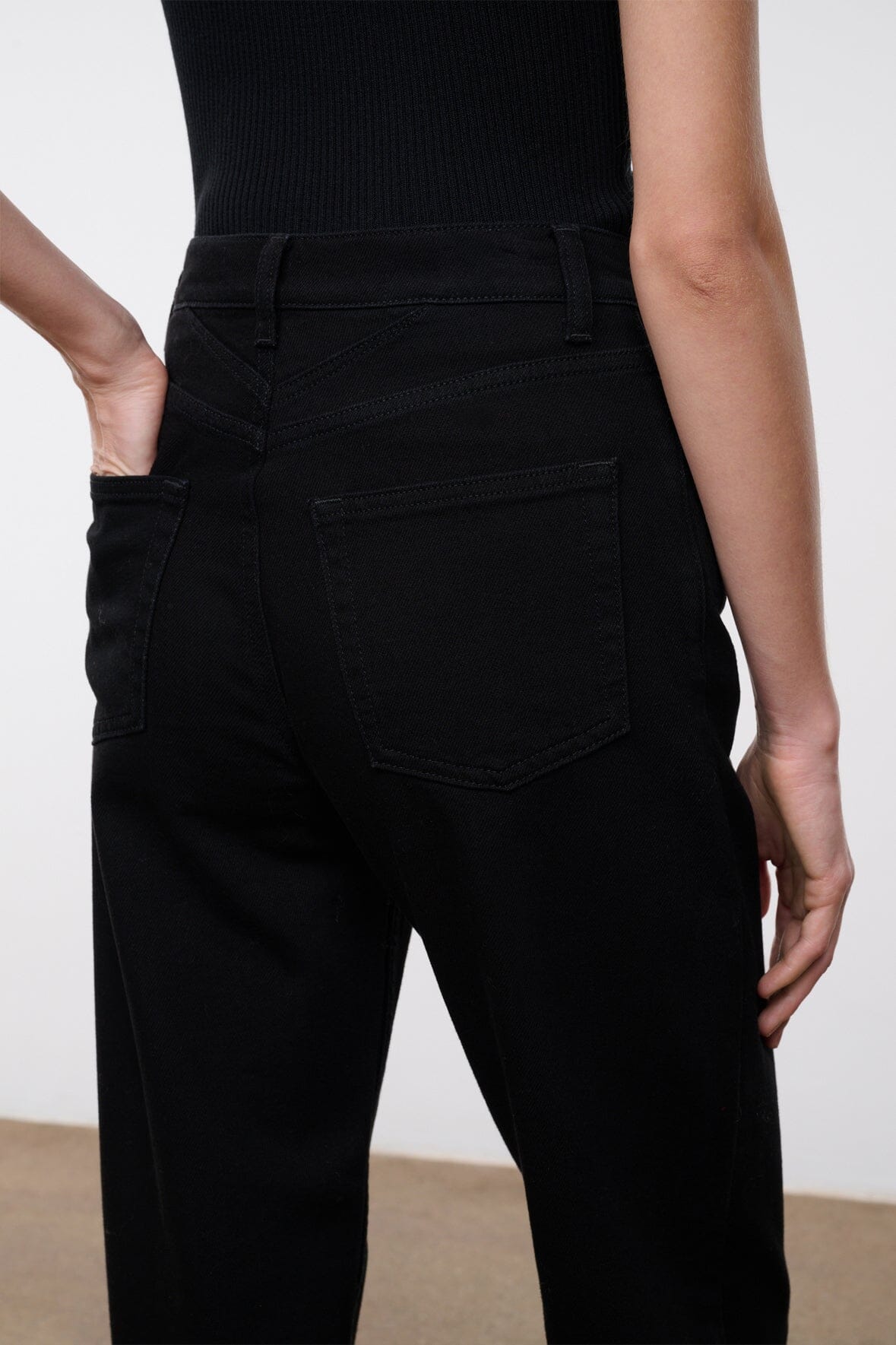 LEO HIGH RISE JEAN | BLACK - Image 6