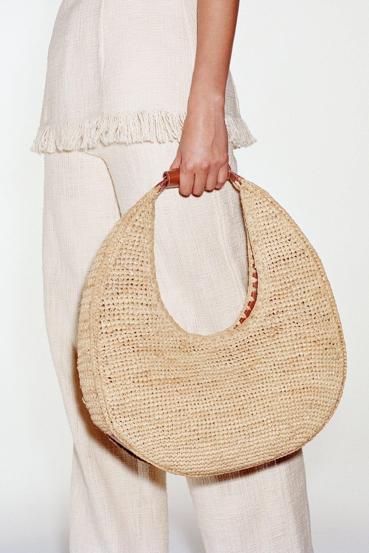 LARGE RAFFIA MOON BAG | NATURAL RAFFIA - Image 6